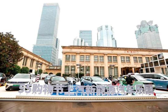 上海2021“五五购物节”在上海展览中心的新能源车展示区