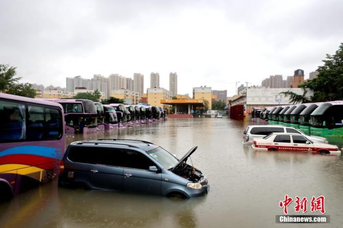 2021年7月21日，暴雨导致城区积水严重。 中新社发 王中举 摄 图片来源：CNSPHOTO