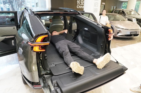 让车友更懂重庆车!汽车达人组团打卡长安全球研发中心