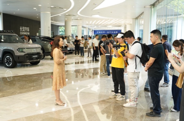 让车友更懂重庆车!汽车达人组团打卡长安全球研发中心