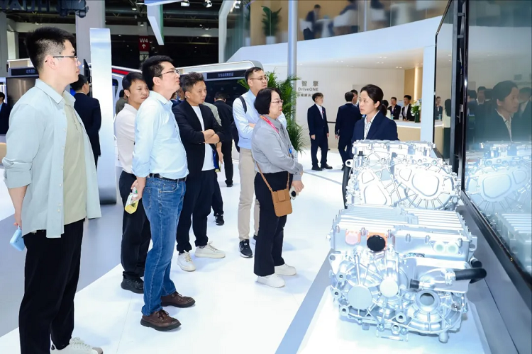 华为智擎华为超充重磅亮相2026北京车展引领运动域智能化与重卡超充化(图3)