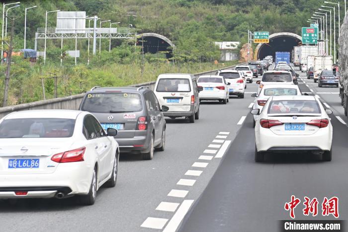 今年中秋国庆假期前夕，广东高速公路已出现拥堵 陈骥旻 摄
