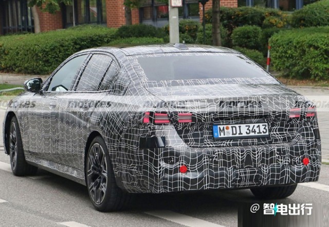 宝马全新一代5系曝光换X3同款前脸/上半年发布-图3