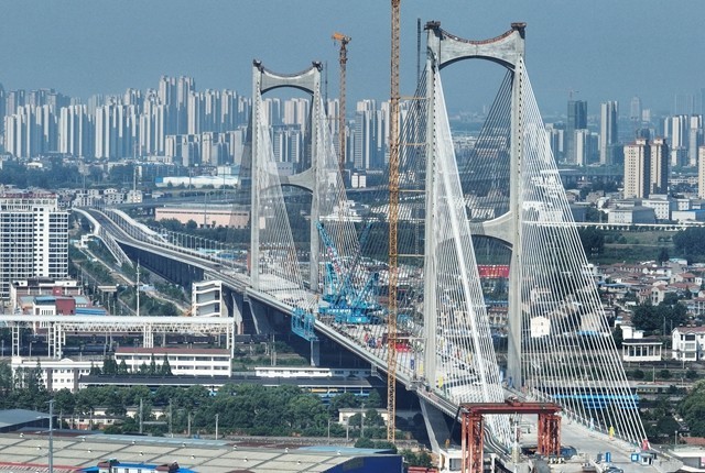 今年6月，建设中的襄阳北编组站大桥。