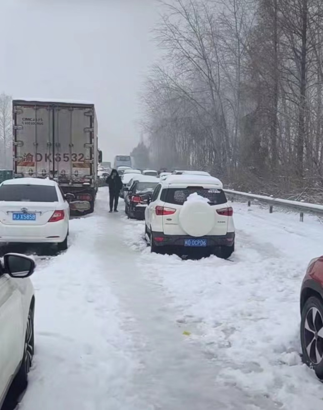 湖北冻雨暴雪导致高速公路堵塞
，电动汽车再现“趴窝”
