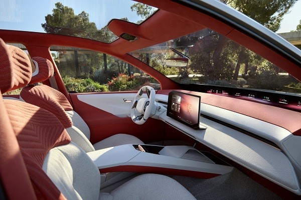 宝马集团副总裁霍伊顿克表示：概念车描摹了新世代BMW X车型的未来发展愿景。
