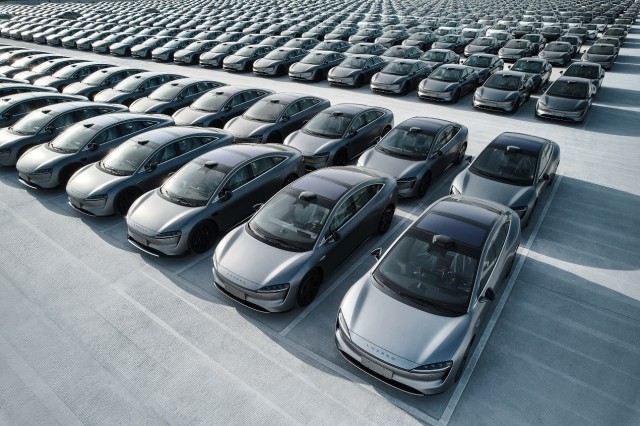 智界S7开启大规模交付，纯电轿车市场实力派出手